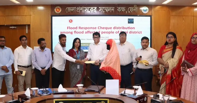 বন্যায় ক্ষতিগ্রস্ত পরিবারের মাঝে অর্থ সহায়তা